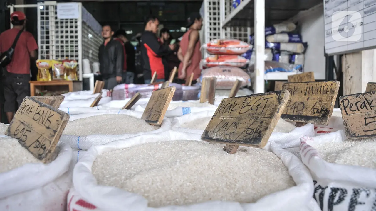 001527200_1675147823-Stok_Beras_di_Jakarta_Menipis-6