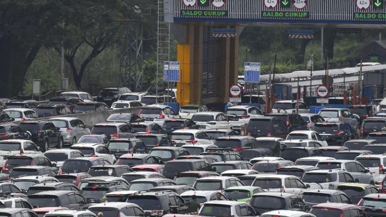 rela-terjang-macet-di-tol-cikampek-cipali-demi-pulang-kampung-5_169