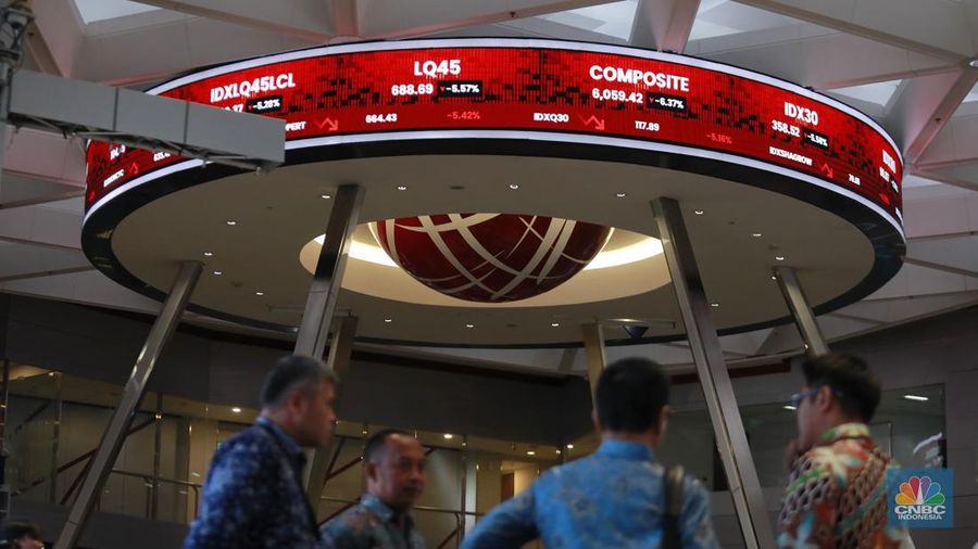 pengunjung-berbincang-dibawah-layar-pergerakan-indeks-harga-saham-gabungan-ihsg-di-bursa-efek-indonesia-bei-jakarta-selasa-183-1742275588250_169